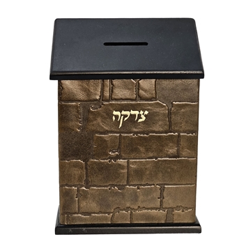 תמונה של קופת צדקה XL לתליה על קיר מעור ועץ – דגם כותל