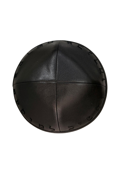 תמונה של כיפת יודאיקה דמוי עור רקמת אותיות א-ב שחור